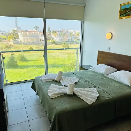Beachfront Seaview 아파트 파라림니