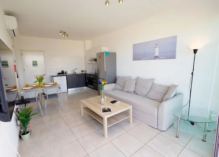 Апартаменты Beachfront Seaview *